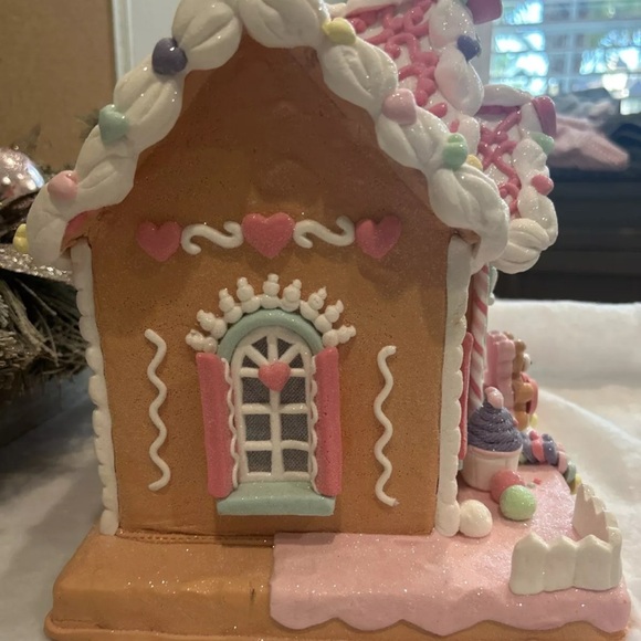 Love & Cupcakes Light Up Valentine's Gingerbread Style House Pink Pastel Decor - Picture 8 of 10